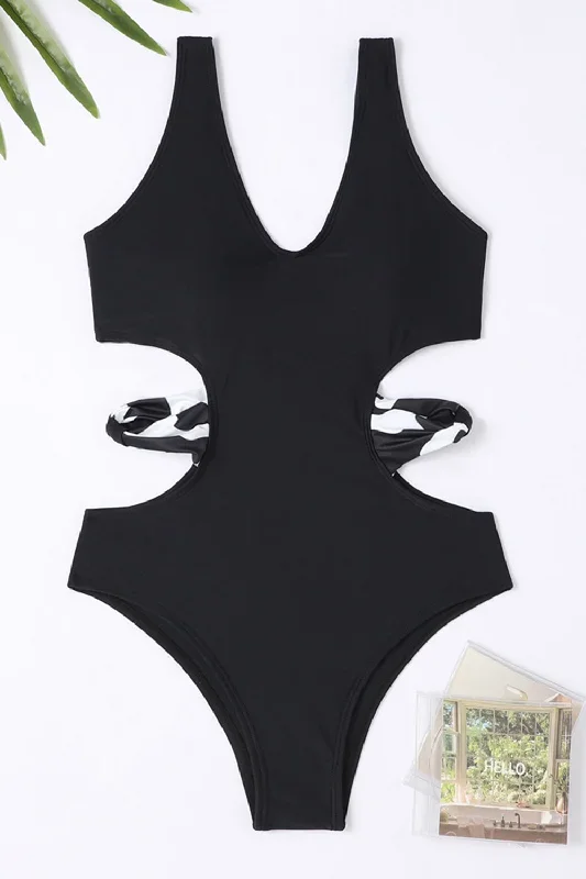 decoupez-un-maillot-de-bain-noir-une-piece